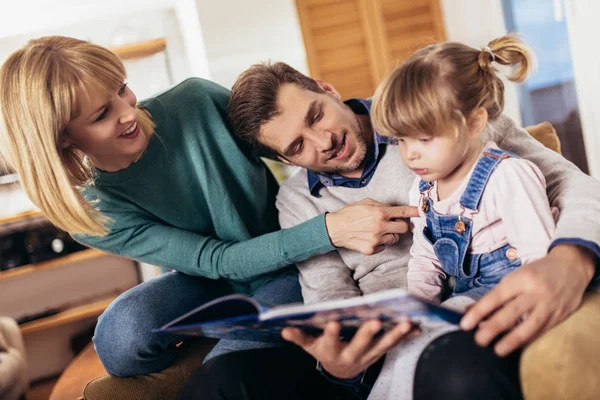 Šťastná Rodina Čtení Knihy Doma — Stock fotografie