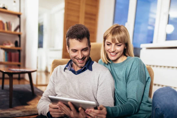 Cheerful Couple Using Digital Tablet Home — Stock Photo, Image