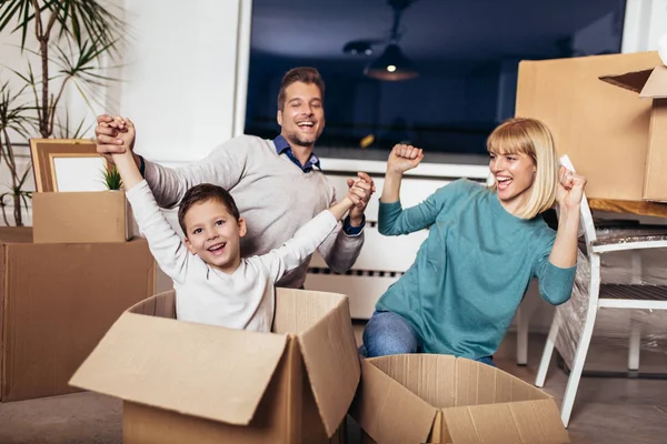 Happy Family Moving Home Boxes — Stock Photo, Image