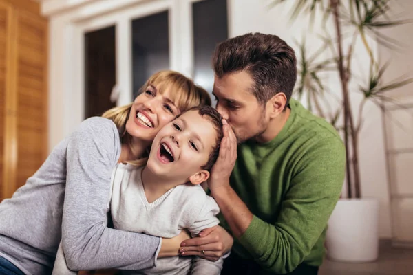 Glückliche Familie Die Spaß Auf Dem Fußboden Oder Wohnzimmer Hause — Stockfoto