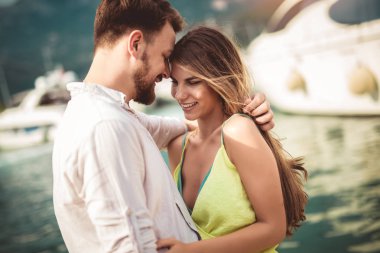 Denizin kenarında yaz zaman zevk aşk, Çift.