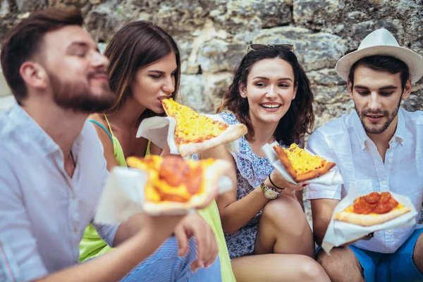 Oamenii Fericiți Mănâncă Fast Food Oraș Timp Călătoresc — Fotografie, imagine de stoc