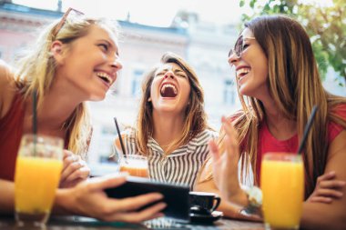 Üç güzel arkadaş bir kafe kullanarak tablet pc ve having fun