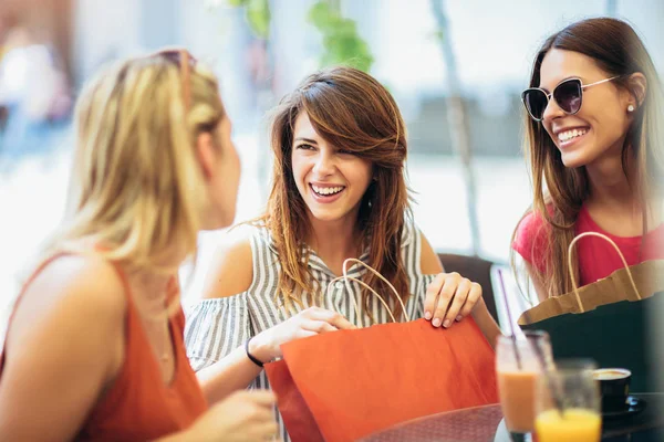 Drie Jonge Vrouwen Een Café Een Winkeltje — Stockfoto