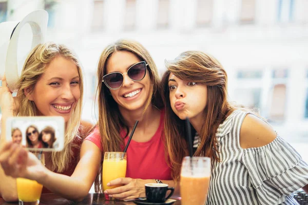 Drie Jonge Vrouwen Een Café Een Winkelen Maken Selfie Foto — Stockfoto