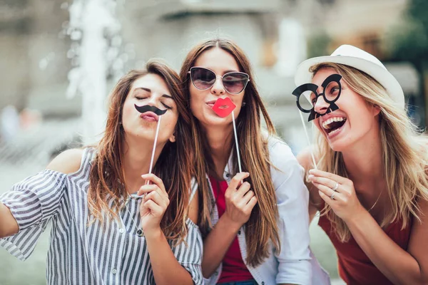 Tres Hermosos Amigos Divirtiéndose Aire Libre — Foto de Stock