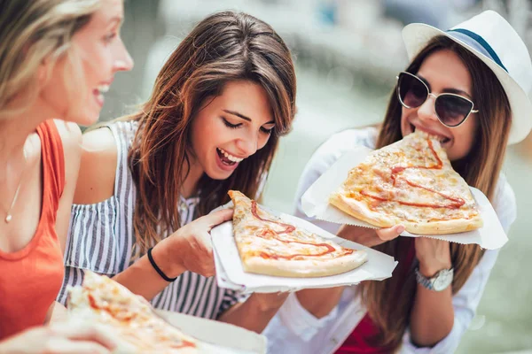 三个美丽的年轻女子在购物后吃比萨饼 一起玩得很开心 — 图库照片