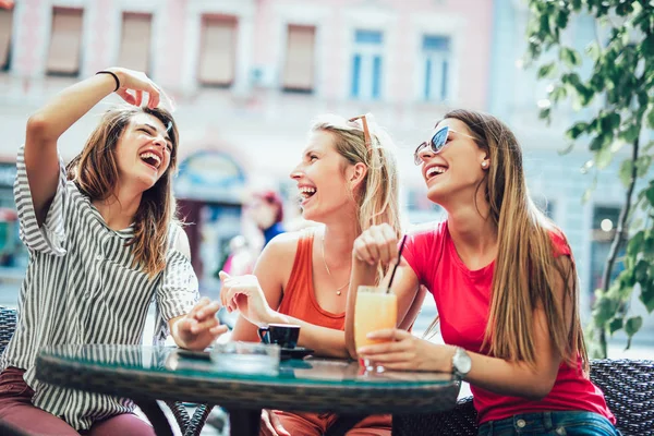 Drie Mooie Vrienden Een Cafe Met Plezier — Stockfoto
