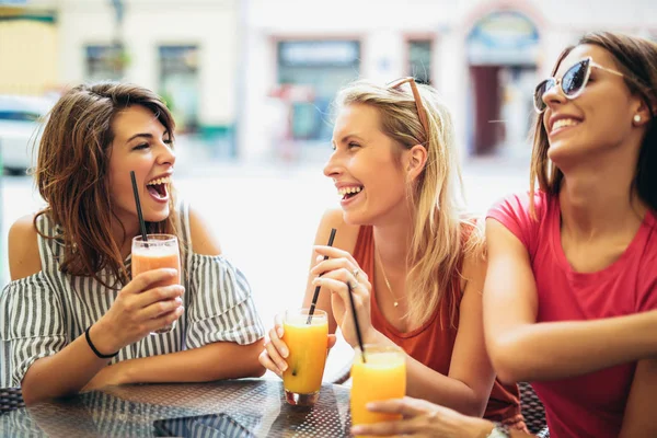 Drie Mooie Vrienden Een Cafe Met Plezier — Stockfoto