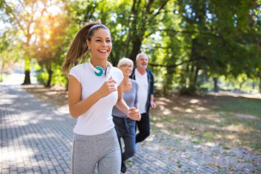 Komuta sizde ve kadın ve genç kadın eğitmen iş günü temiz hava. Açık Hava Etkinlikleri, sağlıklı yaşam, güçlü organları, rakamlar uygun. Şık, modern spor giyim. Farklı nesillerin