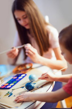 Paskalya yumurtaları masada boyalı çocuk