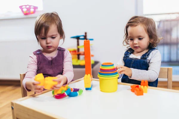 Dzieci Maluchy Dziewczynki Bawią Się Zabawkami Domu Przedszkolu Lub Przedszkolu — Zdjęcie stockowe