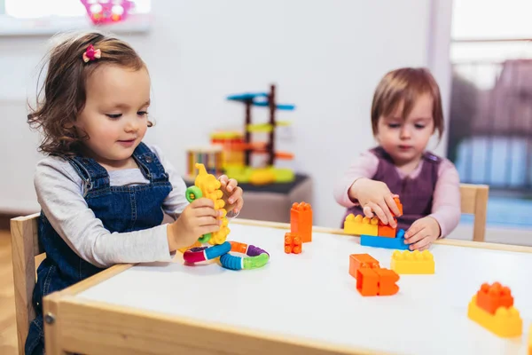 Barn Småbarn Flickor Spelar Leksaker Hemma Dagis Eller Förskola — Stockfoto