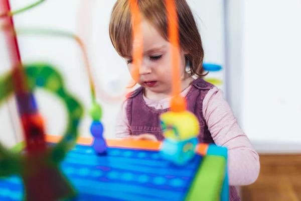 Söta Barn Som Leker Med Utbildning Leksak Inomhus Selektiv Fokus — Stockfoto