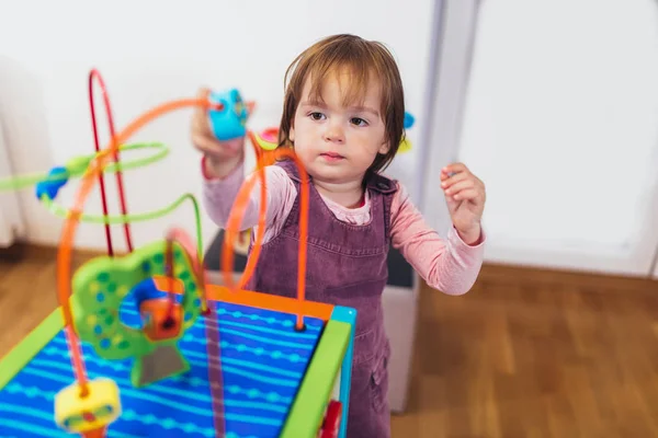 Niedliches Kind Das Mit Bildungsspielzeug Innenraum Spielt Selektiver Fokus — Stockfoto