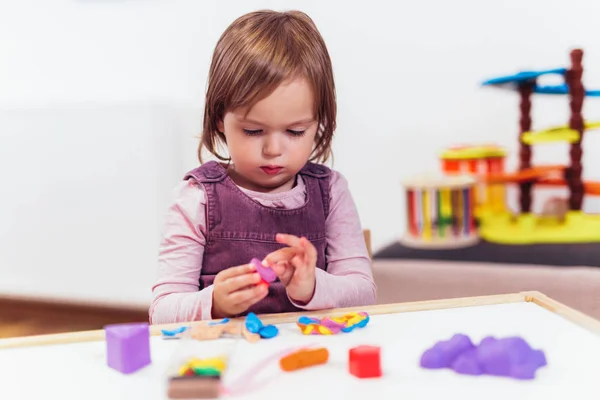 Kid Flicka Spelar Med Modellera Medan Sitter Vid Bordet Skötrum — Stockfoto