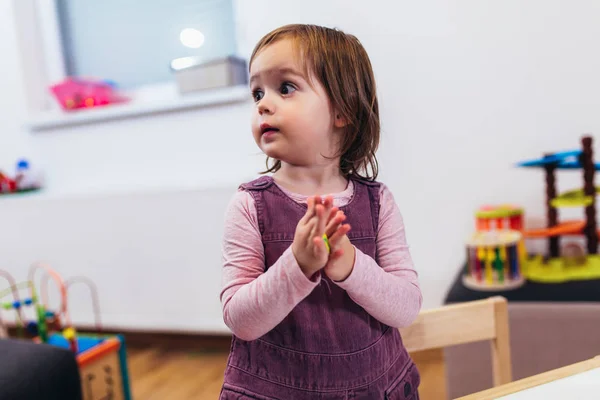 Dítě Dívka Hraje Plastelínou Při Sezení Stolu Dětském Pokoji Pokoji — Stock fotografie