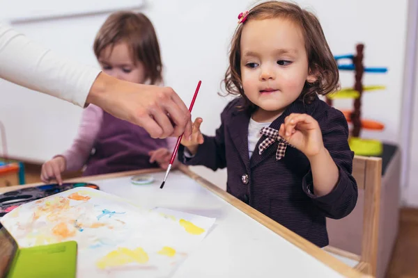 Meninas Pequenas Felizes Bonito Pré Escolar Pintura Com Cor Água — Fotografia de Stock