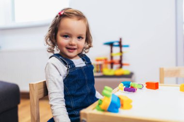 Tablo kapalı, seçici odak oynayan sevimli çocuk