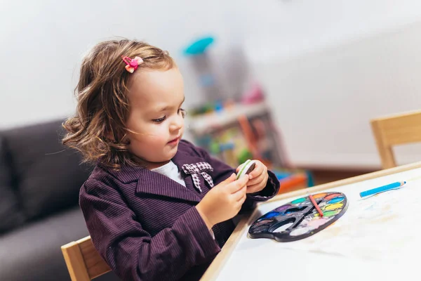 Boyama Ile Renk Seçici Odak Sevimli Mutlu Küçük Kız Okul — Stok fotoğraf