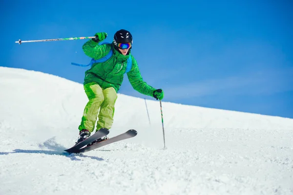 Junge Freestyle Skirennläuferin Beim Abfahren Schöner Landschaft Bei Sonnigem Winterwetter — Stockfoto