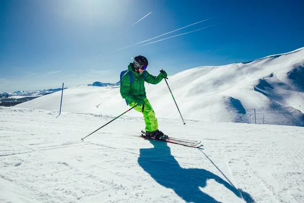 Ung Idrottsman Freestyle Skidåkare Har Kul Samtidigt Som Springer Utför — Stockfoto