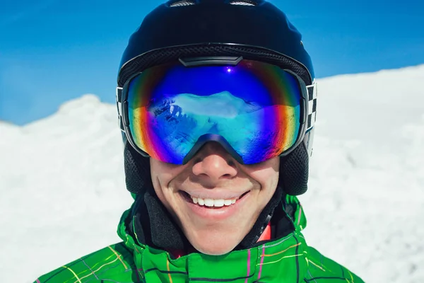 Acercamiento Las Gafas Esquí Hombre Con Reflejo Las Montañas Nevadas — Foto de Stock