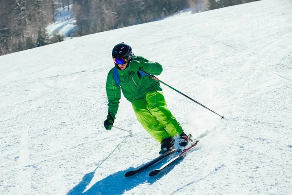 Jonge Atleet Freestyle Skiër Die Plezier Heeft Tijdens Afdaling Een — Stockfoto