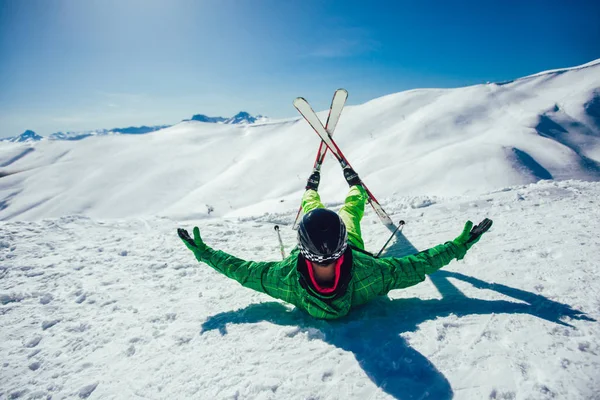Esquiador Acostado Una Pista Esquí Día Soleado Mirando Algún Lugar —  Fotos de Stock