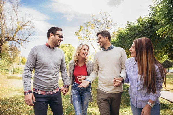 Eine Gruppe Junger Leute Geht Durch Den Park Freunde Haben — Stockfoto