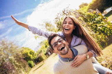 İki açık eğleniyor. Kadın parkta sırtıma veren adam.