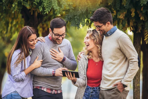 Quatre Jeunes Amis Souriants Heureux Marchant Extérieur Dans Parc Tenant — Photo