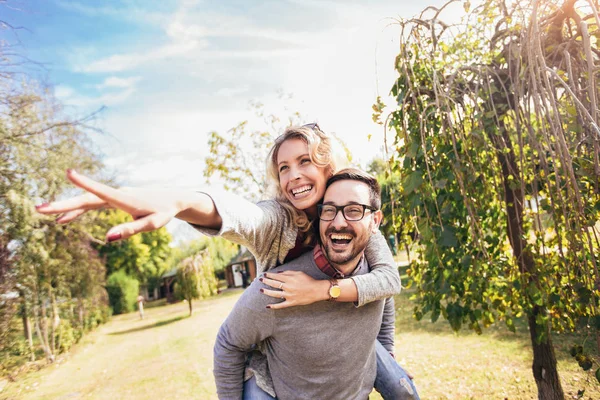 Paar Das Spaß Freien Hat Mann Übergibt Frau Huckepack Park — Stockfoto