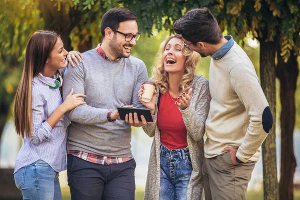 Cuatro Felices Jóvenes Amigos Sonrientes Caminando Aire Libre Parque Sosteniendo — Foto de Stock