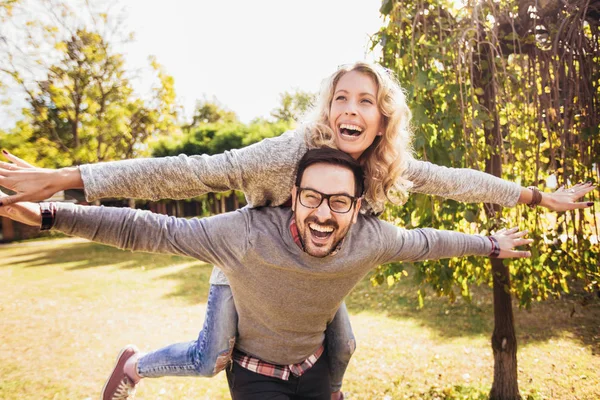 Par Har Roligt Utomhus Man Ger Piggyback Till Kvinna Park — Stockfoto