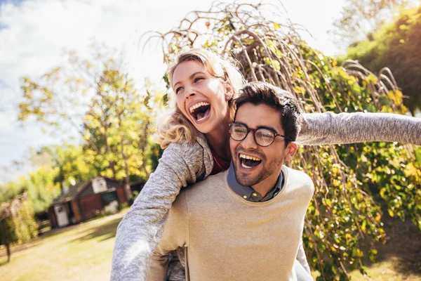 Casal Divertir Livre Homem Dando Piggyback Para Mulher Parque — Fotografia de Stock