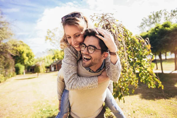 Casal Divertir Livre Homem Dando Piggyback Para Mulher Parque — Fotografia de Stock