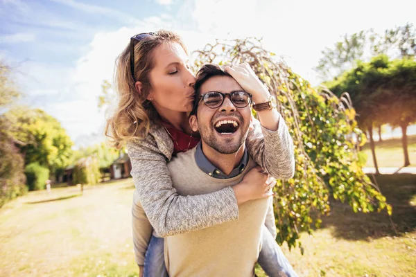 Couple Having Fun Outdoor Man Giving Piggyback Woman Park — Stock Photo, Image