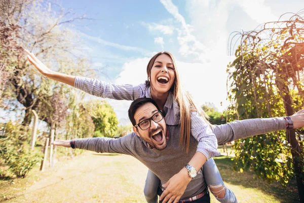 İki açık eğleniyor. Kadın parkta sırtıma veren adam.