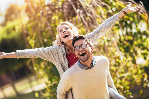 Couple Having Fun Outdoor Man Giving Piggyback Woman Park — Stock Photo, Image