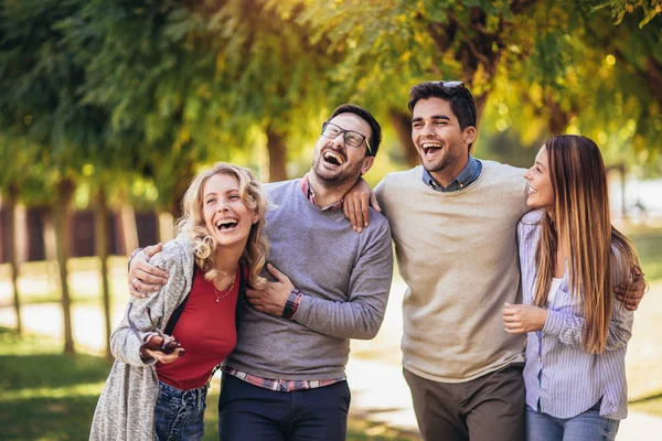 Grupo Jóvenes Caminando Por Parque Amigos Divertirse Aire Libre — Foto de Stock