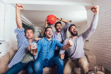 Mutlu arkadaş ya da basketbol tv ve evde zaferini kutluyor izlerken Basketbol oyunu hayranları. Dostluk, spor ve eğlence kavramı.