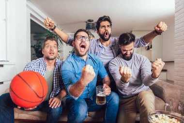 Mutlu arkadaş ya da basketbol tv ve evde zaferini kutluyor izlerken Basketbol oyunu hayranları. Dostluk, spor ve eğlence kavramı.