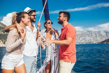 Yelkenli yat üzerinde - gülümseyen arkadaşlar tatil, seyahat, deniz, arkadaş