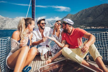 Arkadaş grubu bardak şampanya yatta gülümseyerek. Tatil, tr