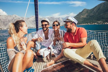 Arkadaş grubu bardak şampanya yatta gülümseyerek. Tatil, tr
