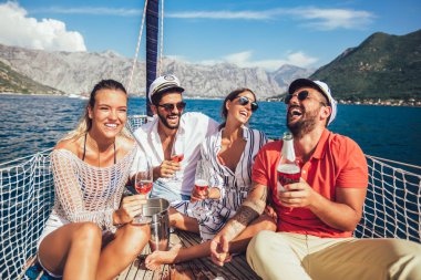Arkadaş grubu bardak şampanya yatta gülümseyerek. Tatil, tr