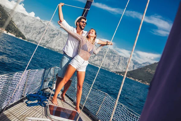Couple aimant passer du temps heureux sur un yacht en mer. Vacances de luxe — Photo