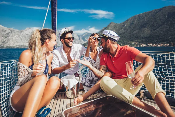 Lachende vrienden met glazen champagne op jacht. Vakantie, tr — Stockfoto