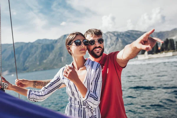 Verliefde paar gelukkige tijd doorbrengen op een jacht op zee. Luxe vaca — Stockfoto